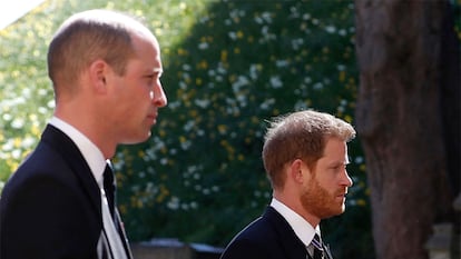 Los príncipes Guillermo y Enrique, en el funeral de su abuelo, Felipe de Edimburgo, en el castillo de Windsor el 17 de abril de 2021.
