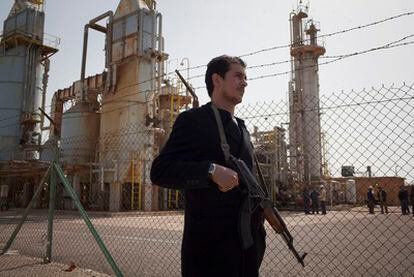 Imagen de archivo de un miembro de los rebeldes libios protegiendo una refinería de Brega.