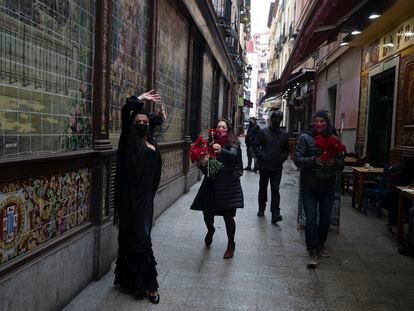 La artista Anabel Moreno baila flamenco fuera del mítico tablao Villa Rosa, forzado al cierre debido a la pandemia.