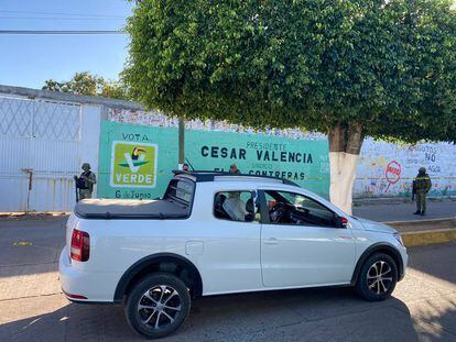 La camioneta en la que fue asesinado a balazos César Valencia, alcalde de Aguililla, Michoacán, este 10 de marzo de 2022.