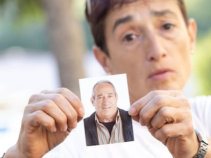 María Pilar Gómez sostiene una fotografía de su padre, Samuel Gómez Aceituno.