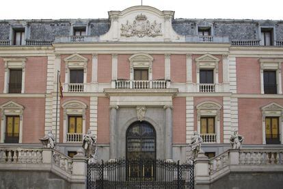 Exterior del Salón de Reinos visto desde la calle Méndez Núñez.