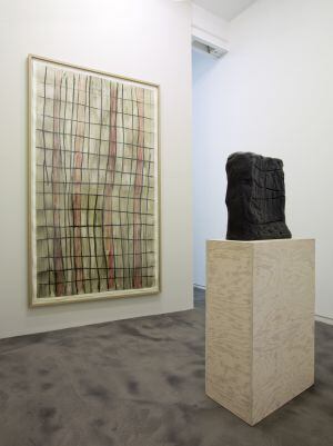 Vista de uno de los espacios de la galería, con una escultura y obra sobre papel del artista alemán.