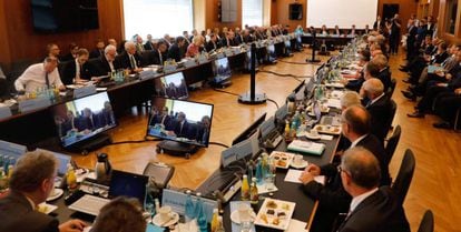 Participantes de la Administraci&oacute;n y los fabricantes en la llamada Cumbre del di&eacute;sel, celebrada en Berl&iacute;n.