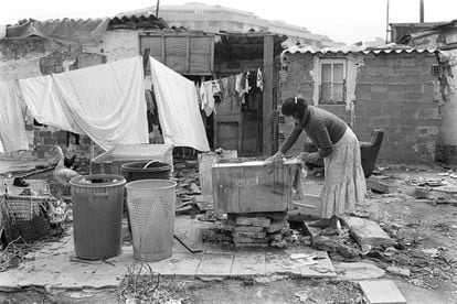Una mujer lava la ropa en un fregadero en medio de la calle el 13 de abril de 1981.