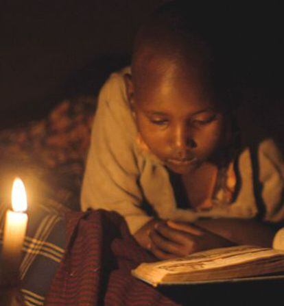 Una chica estudia a la luz de una vela en Tanzania, en 2015.
