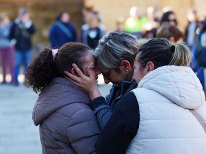 Varias vecinas consolaban en febrero pasado durante una concentración contra la violencia machista a la prima de una mujer asesinada por su pareja en Baiona (Pontevedra).