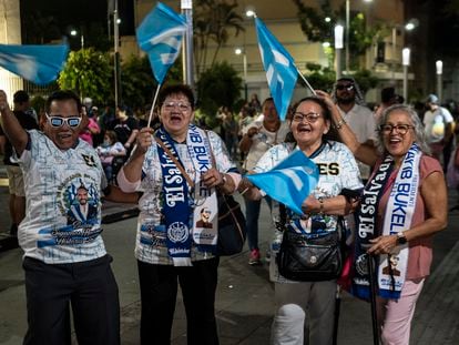 Simpatizantes de Nayib Bukele celebraban el domingo su triunfo en la reelección como presidente de El Salvador, frente al Palacio Nacional.