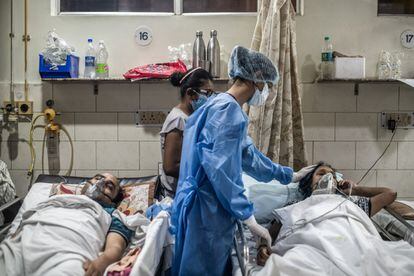 Una doctora atiende a una paciente de covid en la capital india, este lunes. En Nueva Delhi, una de las ciudades más afectadas por la pandemia, varios hospitales han anunciado que no aceptarán a más pacientes por falta de oxígeno.