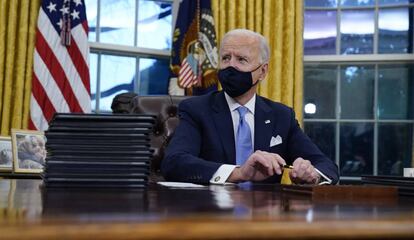 A solo cinco horas de juramentarse como presidente de Estados Unidos, Joe Biden ha firmado este miércoles una quincena de órdenes ejecutivas para revertir en gran parte algunas de las políticas desarrolladas por Donald Trump. El paquete de decretos incluye compromisos para luchar contra el cambio climático, corregir la política migratoria de la anterior Administración y garantizar la justicia racial y el respeto a las minorías.