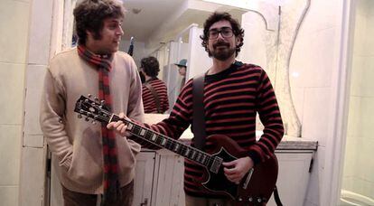 Iván y Amaro Ferreiro, en una imagen del vídeo donde explican los acordes de una de las canciones que tocarán con sus seguidores.