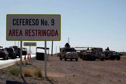 Un retén militar en la prisión de Ciudad Juárez en donde está El Chapo.