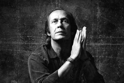 Repentinamente, cuando estaba en una playa de México, murió a los 66 años Paco de Lucía, un músico flamenco universal. Ocurrió a finales del mes de febrero de 2014.