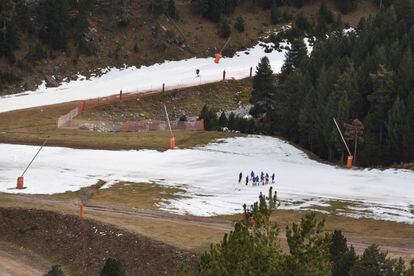 Estación de esquí de La Molina, en Girona, con una gran escasez de nieve, el pasado 2 de enero