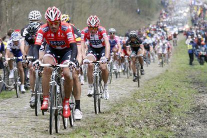 Cancellara guía el pelotón por delante de Boonen y Flecha, ayer en el bosque de Arenberg.