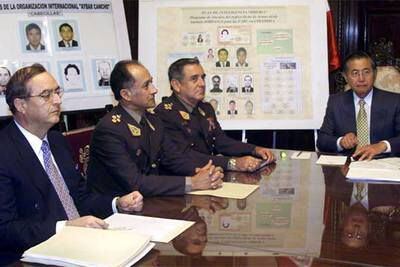 El ex presidente Alberto Fujimori y el entonces jefe del espionaje, Vladimiro Montesinos, con mandos militares.
