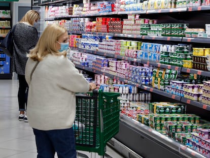 Una clienta ante el mostrador de yogures de un supermercado.