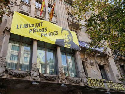 Pancarta colocada por los trabajadores del Departamento de Economía de la Generalitat este viernes.