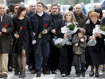 La familia de Isaías Carrasco, junto al 'Lehendakari', Patxi López, en el homenaje que se ha hecho hoy al ex concejal socialista asesinado por ETA hace dos años