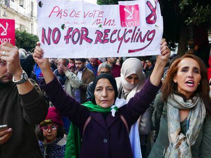 Protesta de boicot en Argel a las elecciones de este jueves. Entre los manifestantes, Mariam muestra una pancarta con el lema
