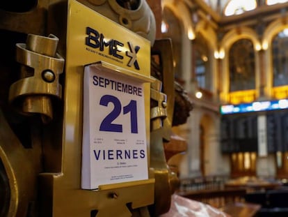 GRAF8024. MADRID, 21/09/2018.- La Bolsa espa&ntilde;ola mantiene las ganancias minutos despu&eacute;s de la apertura y sube el 0,56 %, con lo que intenta sumar su d&eacute;cima sesi&oacute;n consecutiva de ganancias. A las 9.15 horas, el principal indicador nacional, el IBEX 35, se anota 55,20 puntos, ese 0,56 %, hasta los 9.634,90 puntos, con lo que las p&eacute;rdidas acumuladas en el a&ntilde;o se reducen al 4,07 %. EFE/Emilio Naranjo