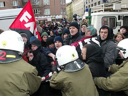 Policías alemanes se enfrentan a manifestantes ante una oficina de empleo de Berlín el pasado mes de enero.