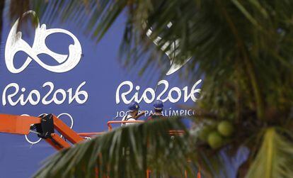 Trabajadores dan los últimos retoques en la tienda oficial de los Juegos de Río 2016.