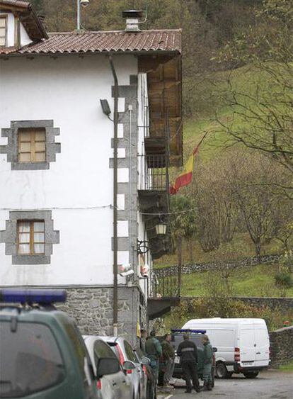 Entrada de la casa cuartel de Leitza, en Navarra, donde la pasada madrugada se ha registrado un tiroteo entre un guardia civil y presuntos terroristas que intentaban colocar un artefacto en el exterior del edificio.