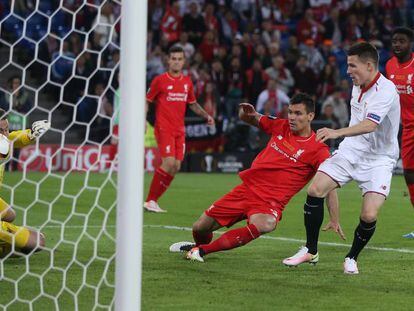 Gameiro bate la meta del Liverpool en la final de la UEFA de 2016.