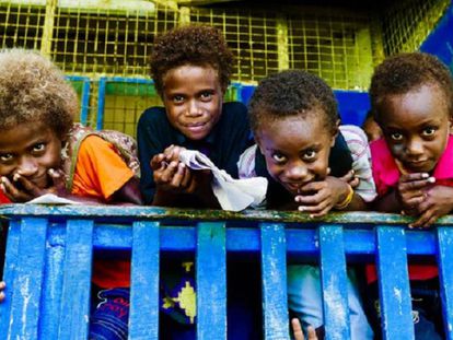Un grupo de niños con los que trabaja ISGlobal en Papúa.