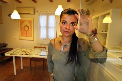 Inés Piqueras es diseñadora de joyas y grabadora.