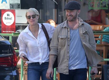 Robin Wright y Ben Foster paseando por Los Angeles en abril de 2015.