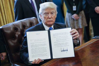 Donald Trump mostra la signatura de dues ordres executives el dimarts.