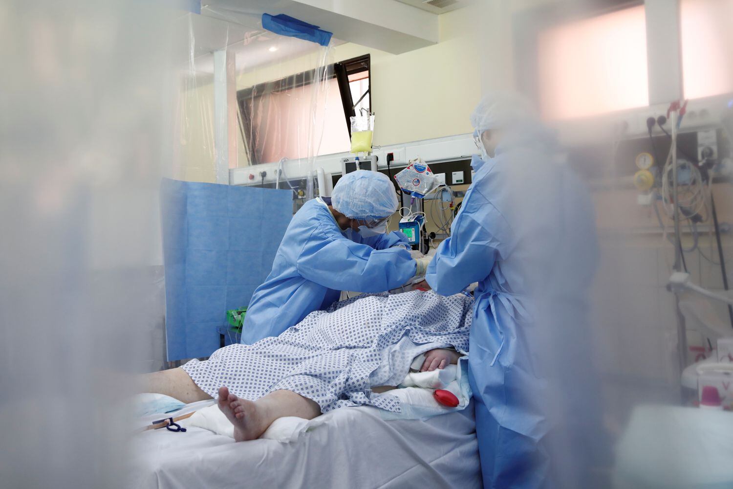 Profesionales sanitarios atienden este miércoles a un paciente con coronavirus en un hospital de Levallois-Perret, cerca de París.