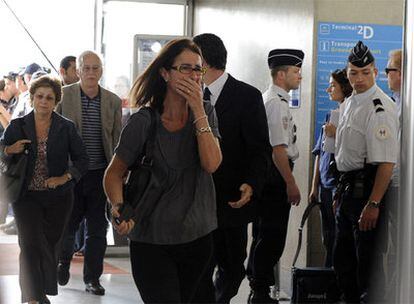 Familiares de pasajeros del avión siniestrado llegan al aeropuerto Charles de Gaulle, en París.