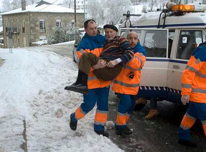 Los servicios de emergencias rescatan a un hombre de su domicilio en A Fonsagrada (Lugo).