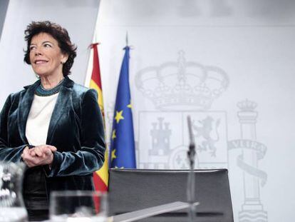 La ministra Portavoz del Gobierno, Isabel Celáa, comparece ante los medios de comunicación tras la reunión del Consejo de Ministros en Moncloa, en Madrid.