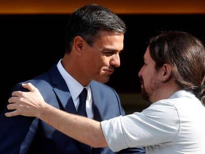 El presidente del Gobierno, Pedro S&aacute;nchez (izquierda), recibe al secretario general de Podemos, Pablo Iglesias, en La Moncloa. 