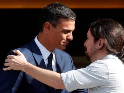 El presidente del Gobierno, Pedro Sánchez (izquierda), recibe al secretario general de Podemos, Pablo Iglesias, en La Moncloa. 