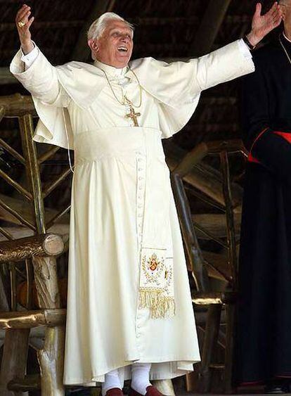 El Papa Benedicto XVI saluda a los fieles durante su visita a la Hacienda Esperanza (Brasil)