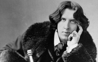 Oscar Wilde con abrigo de piel y bastón
