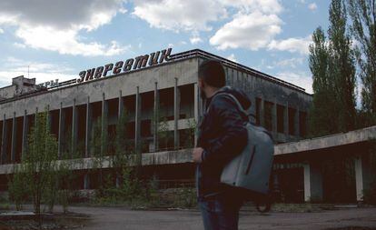 Un visitante en el pueblo de Pripyat, dentro de la zona de exclusión de la antigua central nuclear de Chernóbil (Ucrania).