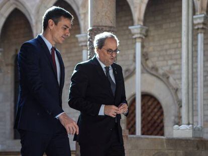 El presidente de la Generalitat, Quim Torra y el presidente del Gobierno, Pedro Sánchez, a su llegada al Palau de la Generalitat