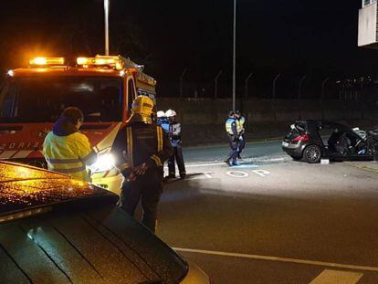 El coche accidente en una imagen difundida por los bomberos de Boiro.