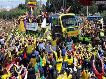 El autob&uacute;s de la selecci&oacute;n colombiana se abre paso entre la multitud