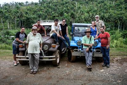El equipo de autores del Proyecto Cuba Indígena al completo en el río Duaba, en las montañas de Baracoa, junto a varios colaboradores y parte del equipo de producción.