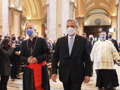 El presidente de Argentina, Alberto Fernández, ingresa a la Catedral de Buenos Aires acompañado del arzobispo Mario Poli, el 25 de mayo de 2022.