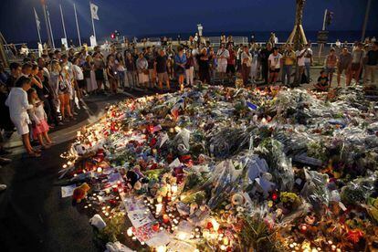 Ciudadanos reunidos, este domingo en Niza, para rendir homenaje a las víctimas.