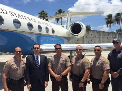 Steve Mnuchin posa frente a uno de los jets del Gobierno que ha usado siete veces.