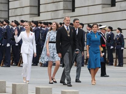 La princesa de Asturias, la infanta Sofía, el rey Felipe VI, el presidente del Gobierno en funciones, Pedro Sánchez, y la reina Letizia, se dirigen al interior del Congreso de los Diputados. 